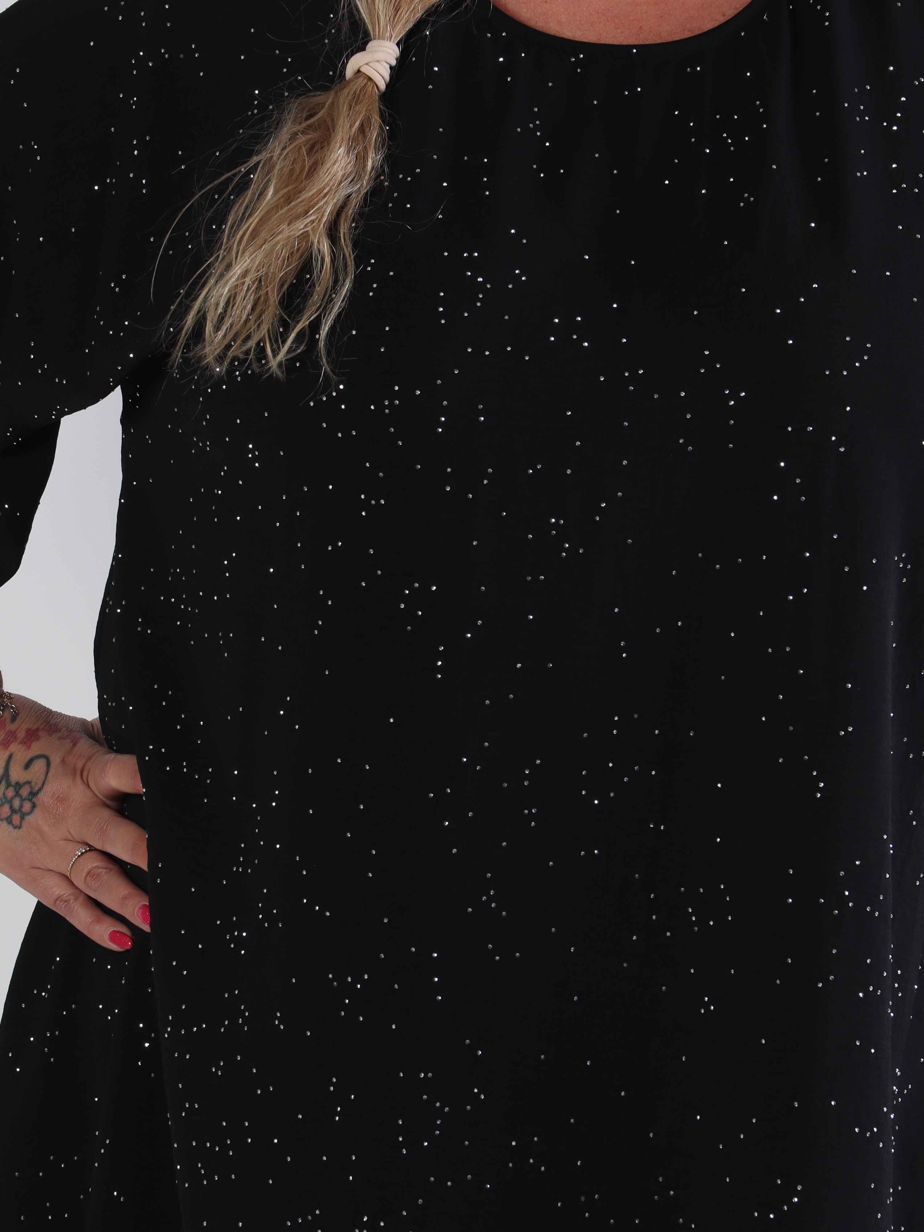 Johanne - Enfärgad klänning i stor storlek med utsmyckning av fuskpäls